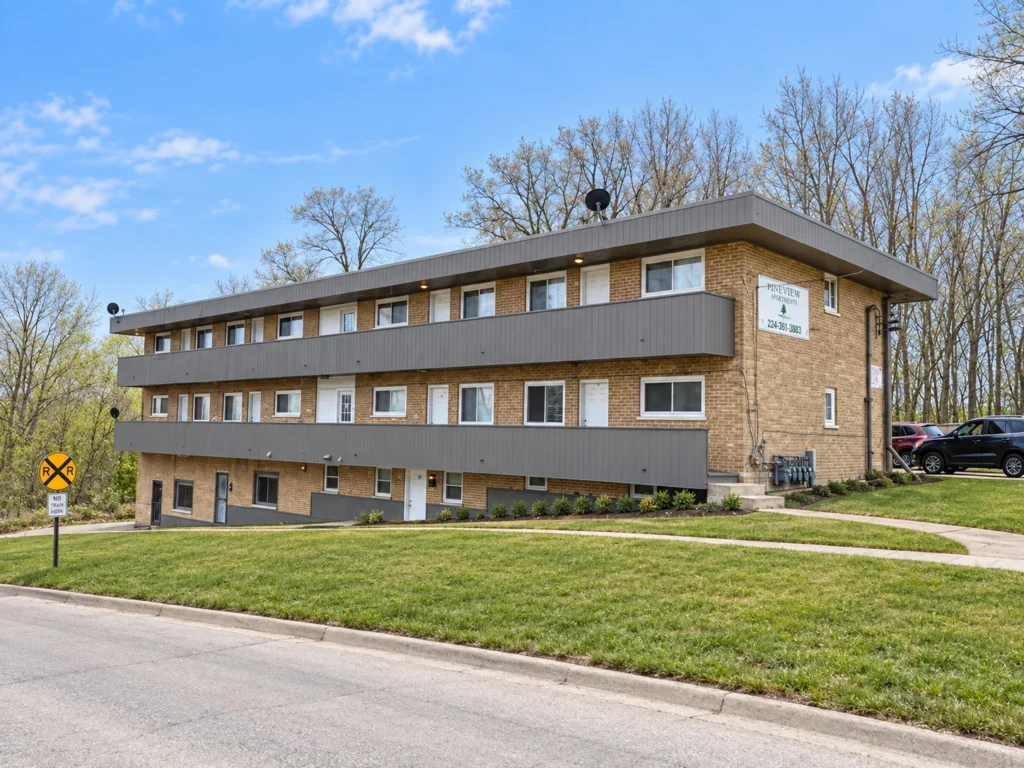 601 Hill Street (Pineview Apartments), Waukegan