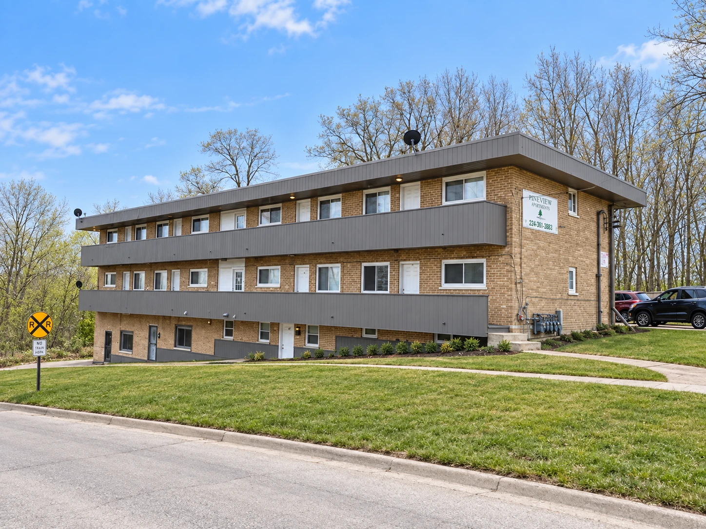 601 Hill Street, Waukegan — Pineview Apartments